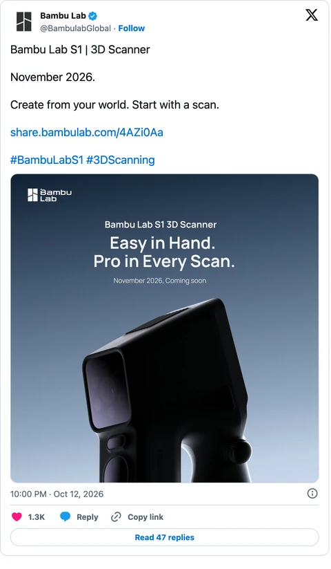Bambu Lab 공식 X 게시물. 'Bambu Lab S1 | 3D Scanner', 'November 2026.', 'Create from your world. Start with a scan.' 문구와, 검은 핸드헬드 스캐너 이미지에 'Easy in Hand. Pro in Every Scan. November 2026, Coming soon'이 적힌 티저 이미지