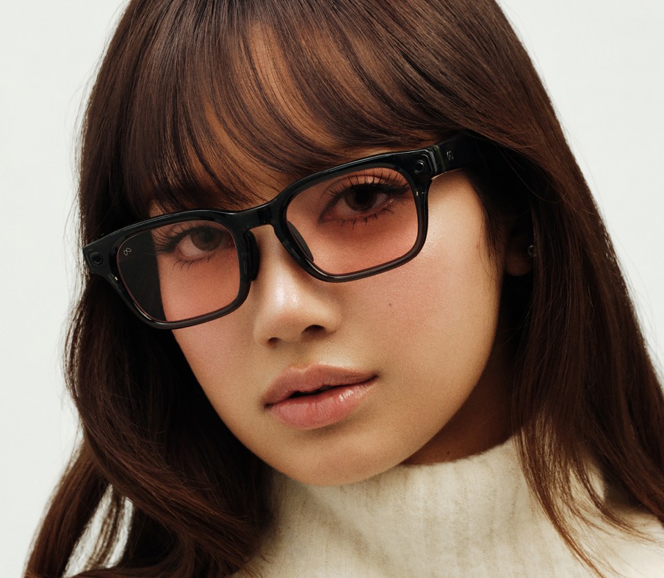 LISA가 Meta Glasses 협업 컬렉션 안경을 착용한 공식 사진