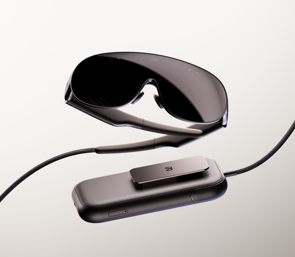 Meta VR Glasses 안경 아래에 집게 달린 직사각형 퍽이 광학 케이블로 연결된 공식 제품 사진