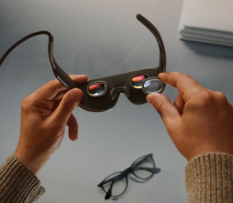 양손으로 안쪽 렌즈를 펼쳐 보이는 Meta VR Glasses의 공식 사진